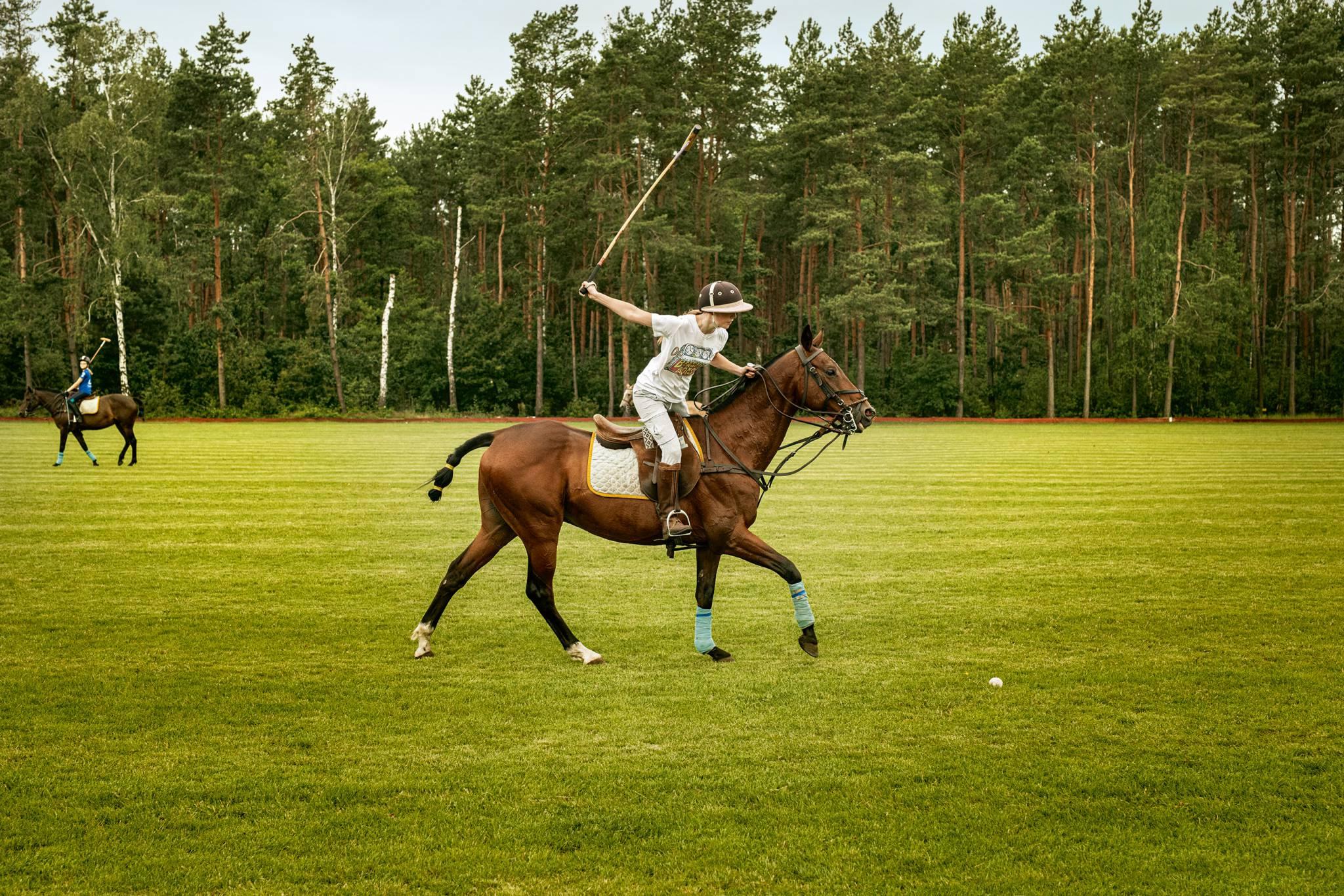 Tak się gra w polo: Maja Olbrych (siostra Maćka) w pięknym full swingu uderza piłkę. (Fot. Adam Słaboń/The Dreams Studio)