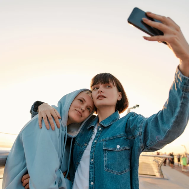 Część nastolatków poszukując swojej autonomii płciowej potrzebuje sprawdzić się w kontaktach nieheteronormatywnych. (Fot. Getty Images)