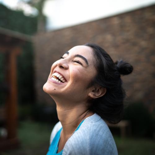 Ciało nie rozróżnia śmiechu naturalnego od udawanego, pod warunkiem że jest on dobrowolny. W obu przypadkach przynosi wiele korzyści. (Fot. iStock)