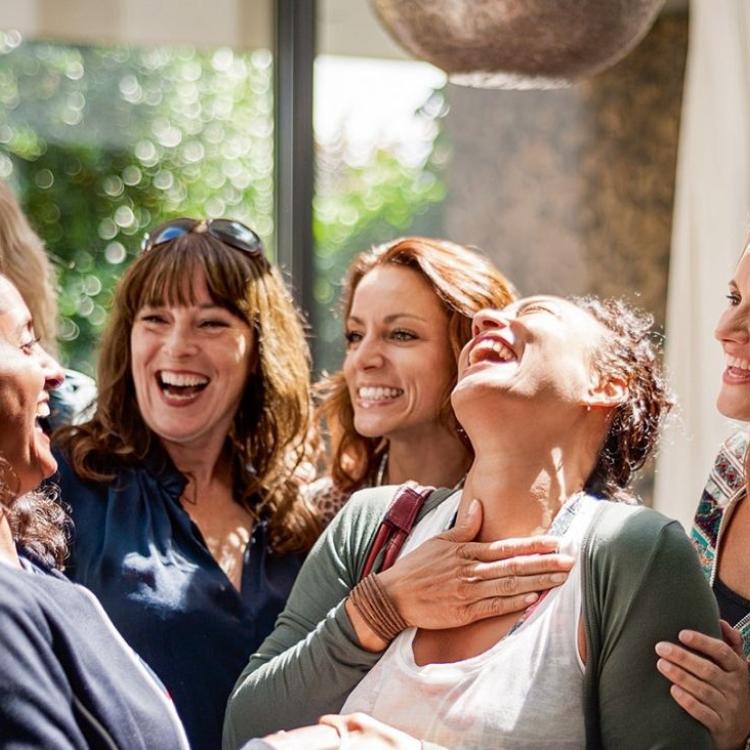 Gdy przychodzi menopauza, jest czas, żeby doświadczyć tego, co mówi nam organizm. (Fot. Getty Images)