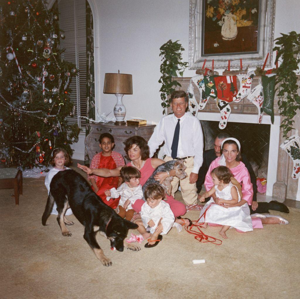 Rodziny Kennedych i Radziwiłłów podczas wspólnych świąt w Białym Domu, 1962 r. (Fot. John F. Kennedy Library via Getty Images)