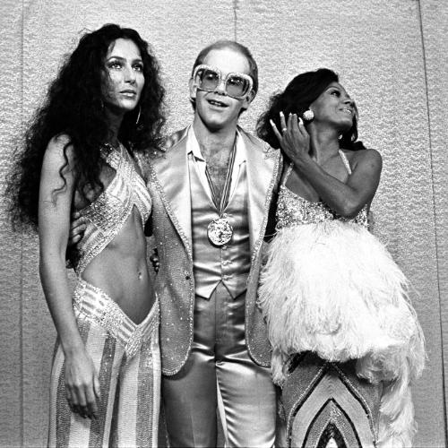 Cher, Elton John i Diana Ross podczas gali Rock Awards w Santa Monica Civic Auditorium, 1975 (Fot. Mark Sullivan Contour, Getty Images, dzięki uprzejmości V&A Museum)