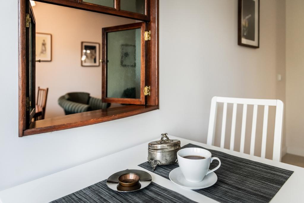 W ścianie między kuchnią a salonem poetka zażyczyła sobie  okienko, przez które mogłaby podawać gościom talerze i potrawy. (Fot. Radosław Kaźmierczak)