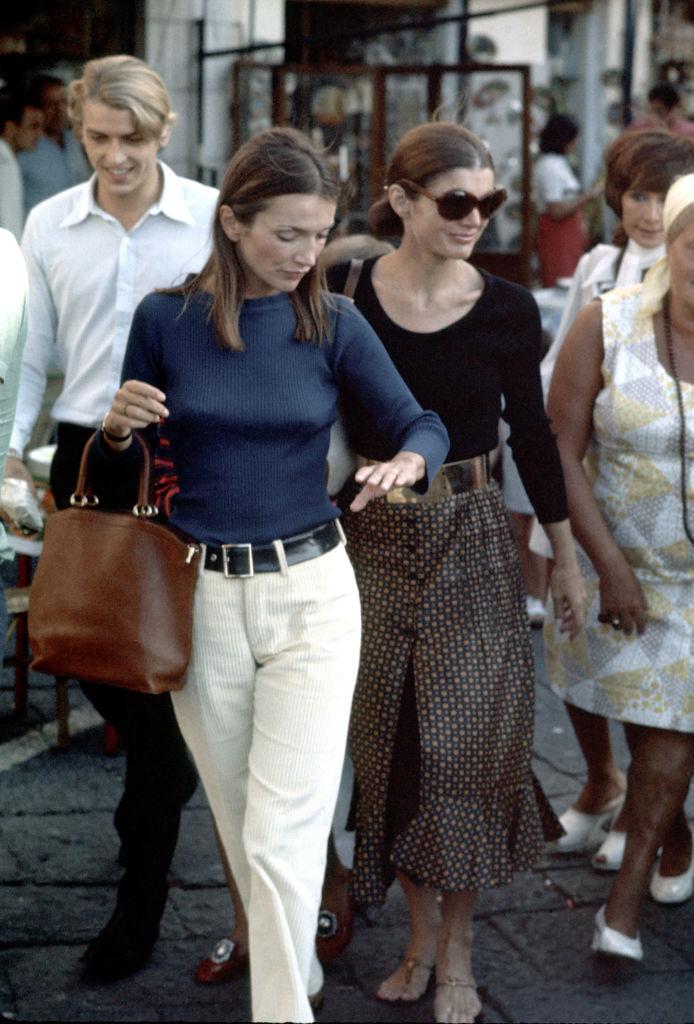 Lee Radziwiłł i Jackie Kennedy na Capri w 1970 r. (Fot. Ron Galella Collection via Getty Images)