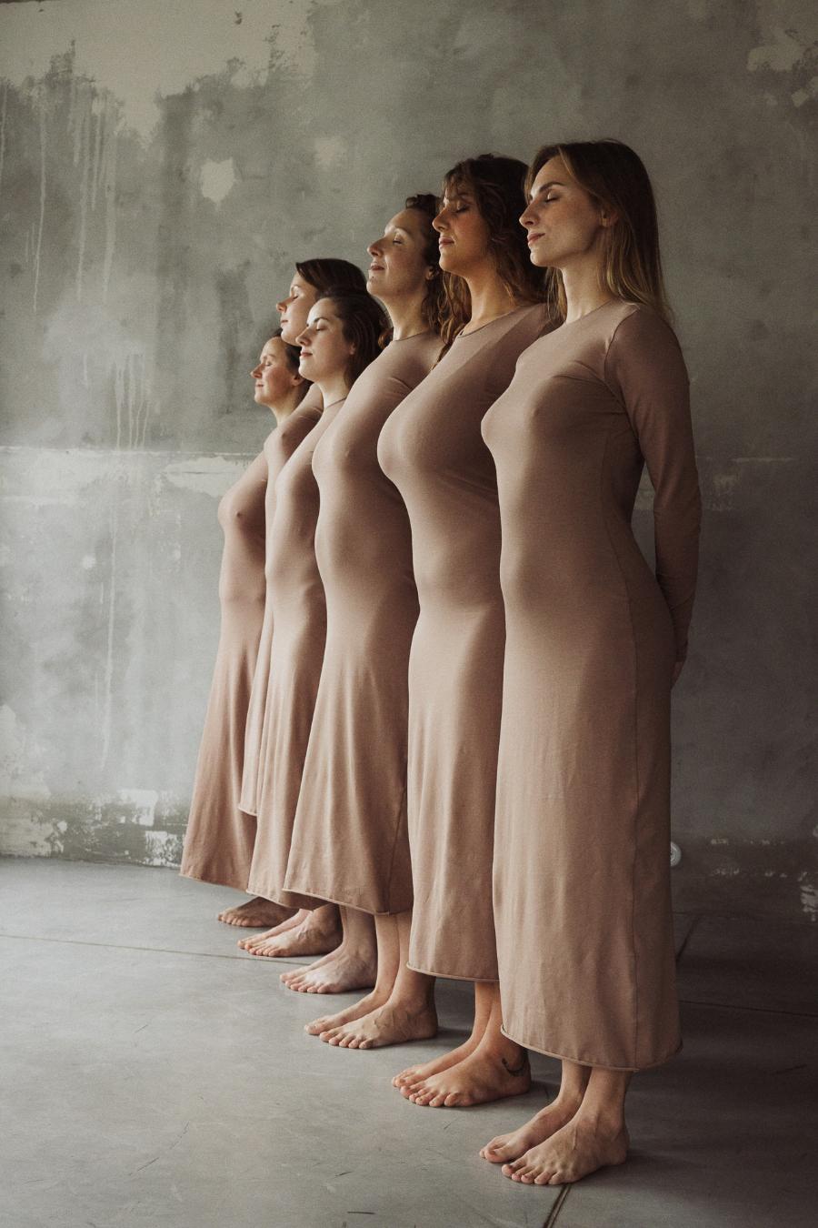 Sukienka Ciałolubna powstała z inspiracji zmieniającym się kobiecym ciałem, z potrzeby przyjęcia ciała takiego, jakim jest. (Fot. Natalia Miedziak-Skonieczna)