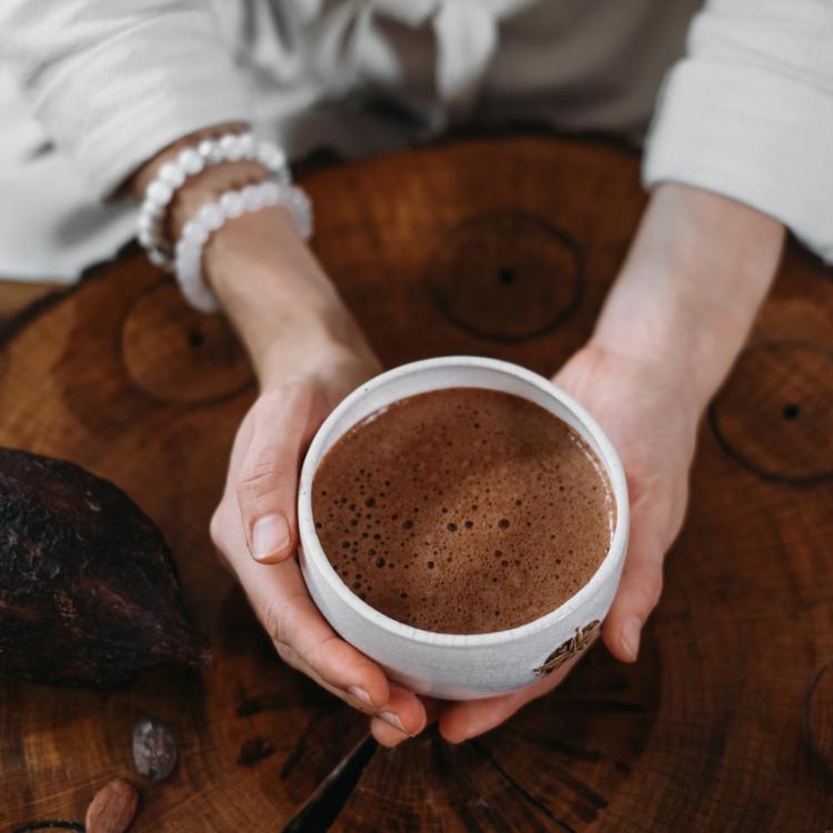 Do ceremonii potrzebne jest kakao surowe (nieprzetworzone termicznie, bo wtedy traci właściwości), które można kupić w sklepach ze zdrową żywnością.(Fot. iStock)