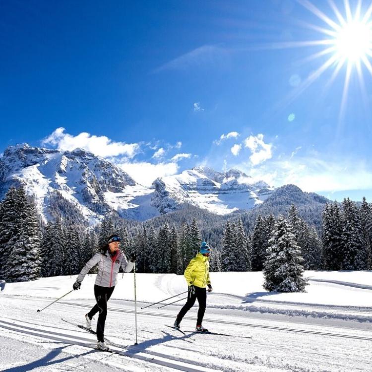 Rośnie liczba turystów przyjeżdżających w Dolomity na biegówki. Coraz więcej malowniczo położonych tras stwarza doskonałe warunki do podziwiania piękna natury (Fot. materiały prasowe)