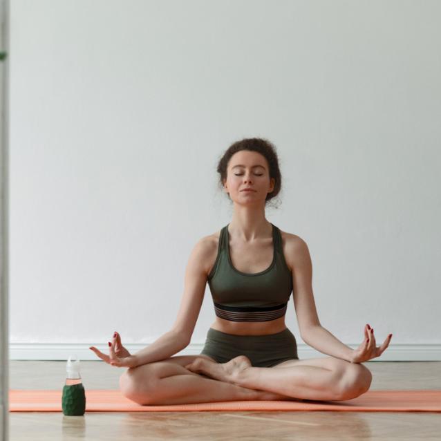 Codzienne praktyka jogi to doskonała praktyka samokontroli (Fot. iStock) 