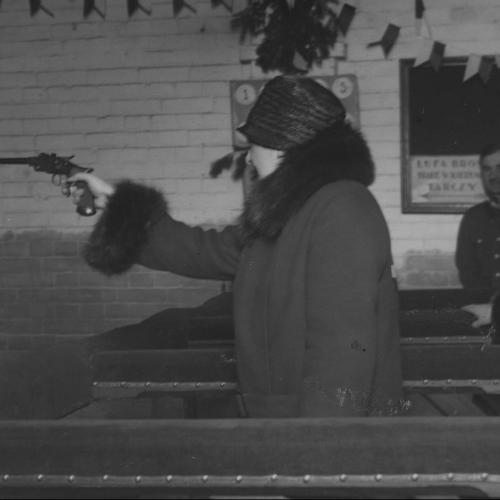 Marszałkowa Aleksandra Piłsudska oddaje pierwszy strzał z pistoletu tarczowego. (Fot. Narodowe Archiwum Cyfrowe)