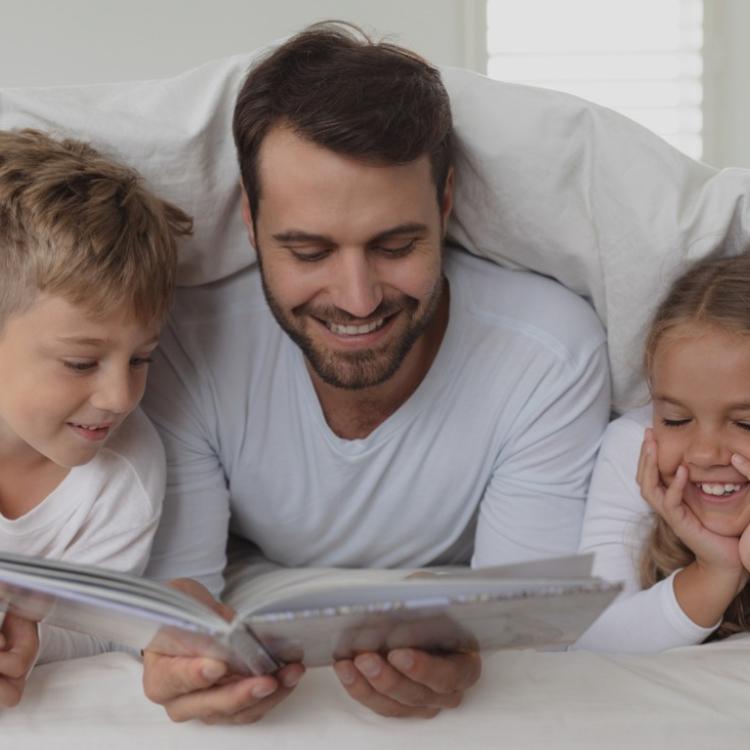 Jeśli nie czytają rodzice, nie będą czytać dzieci. Jest jednak duża grupa rodziców czytających, poszukujących, starannie dobierających książki dla swoich dzieci już od najmłodszych lat. (Fot. iStock)