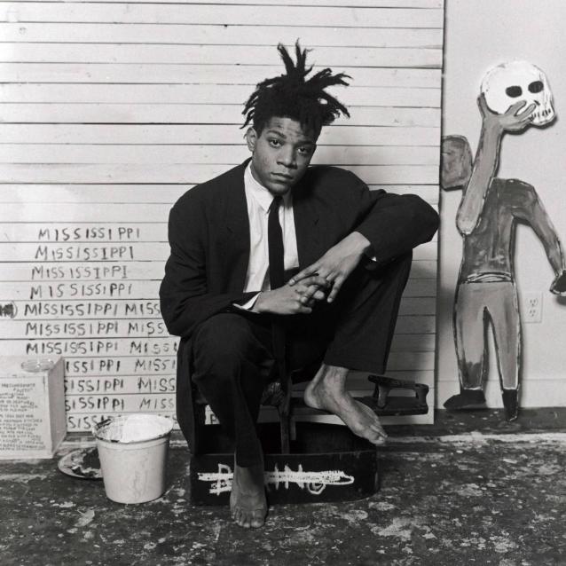 Do eleganckich restauracji Basquiat lubił przychodzić w garniturze od Armaniego ochlapanym farbą, bo, oczywiście, nosił go także podczas pracy. (Fot. Caters News/Forum)