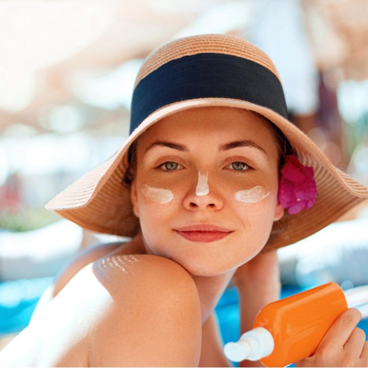 Osoby ze skłonnością do przebarwień powinny chronić skórę kremem z wysokim filtrem przez cały rok. (Fot. iStock)