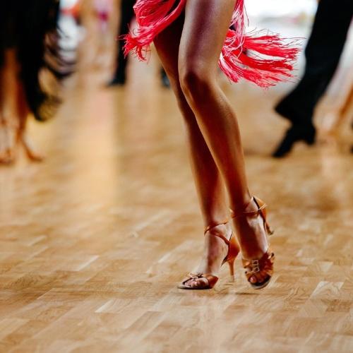 Taniec daje nam wiele emocji. Wyrzuca złość, doda radości – w ruchu wyzwalają się przecież endorfiny. (Fot. Getty Images)