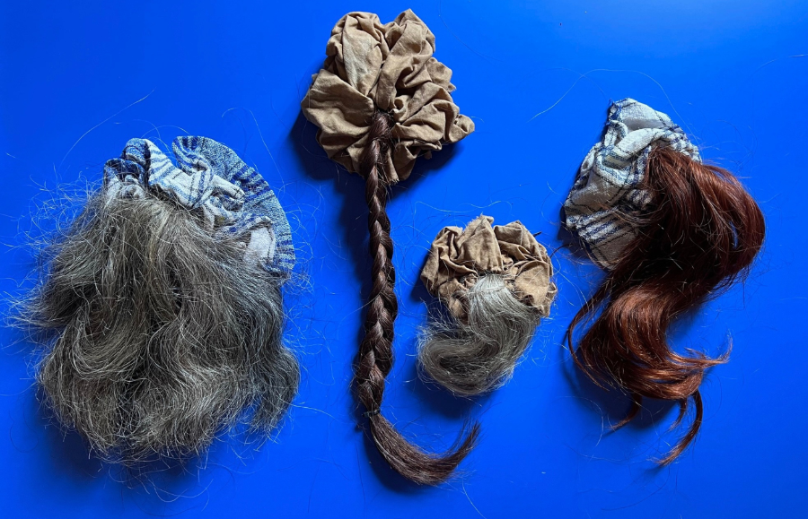Galeria Wizytująca, Krystyna Piotrowska, „Trofea, oprawione kawałki materiałów, kosmyki włosów pojedynczych kobiet”, instalacja, 2022