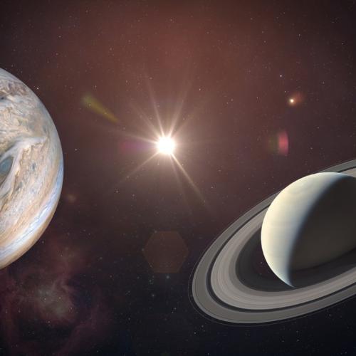 Nawet przez amatorski teleskop będziemy mieli okazję zobaczyć w jednym kadrze największe księżyce Jowisza, pasy jego burzliwej atmosfery, a także pierścienie Saturna. Kolejna taka koniunkcja nastąpi w marcu 2080r. (fot. iStock)