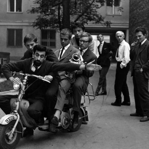 Krzysztof Komeda (przedostatni na motorynce) na planie filmu „Niewinni Czarodzieje” w reż. Andrzeja Wajdy (Fot. East News)