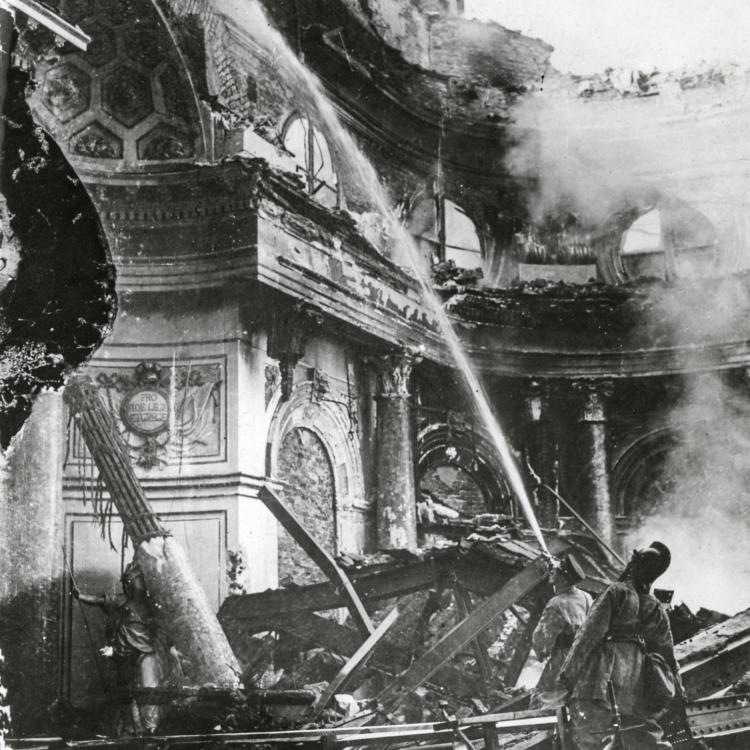 Gaszenie pożaru Sali Balowej (1939). (Fot. Archiwum Zamku Królewskiego)