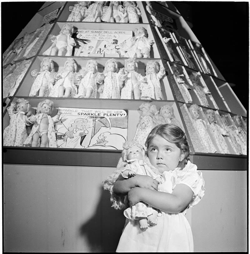 Dziewczyna w sklepie z lalkami, 1947 (Fot. Stanley Kubrick)