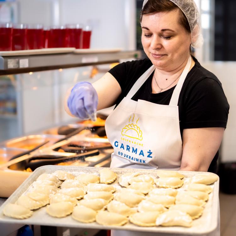 W restauracji „Garmaż od Ukrainek” przysmaki kuchni ukraińskiej przygotowują uchodźczynie. (Fot. materiały prasowe)