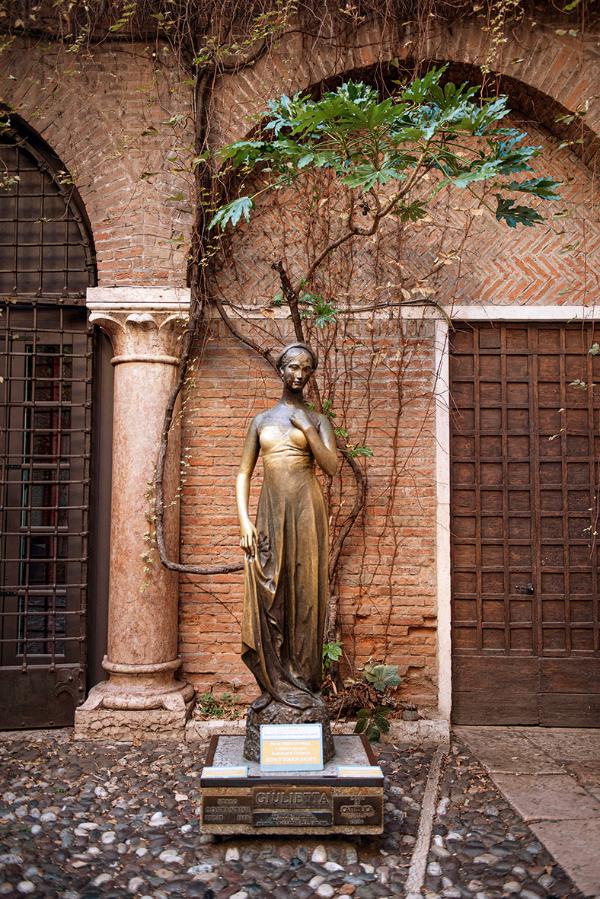 Dotknięcie posągu Julii przynosi szczęście w miłości, to dlatego jest tak wypolerowany. (Fot. Karolina Jonderko)