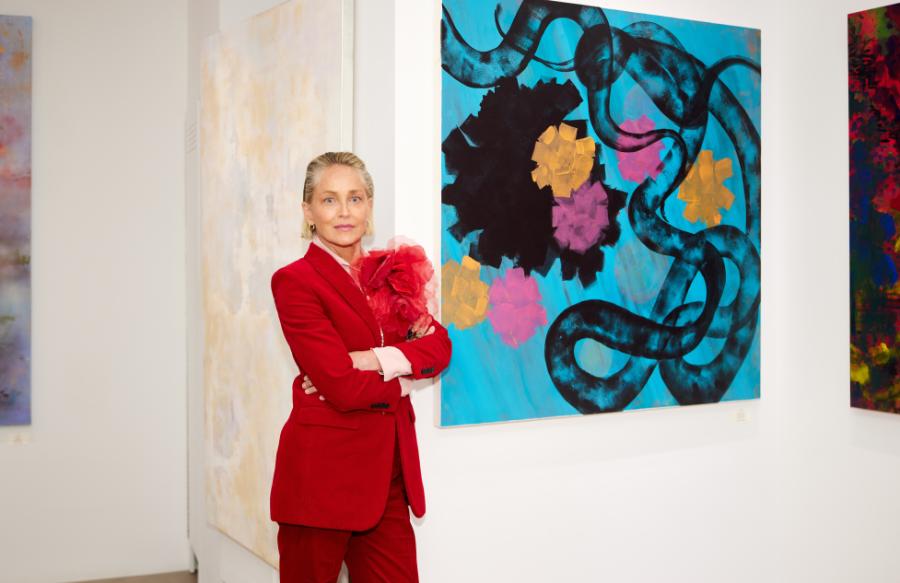 Sharon Stone na wystawie swojego malarstwa w C. Parker Gallery (Fot. ChiChi Ubina/Courtesy, dzięki uprzejmości Courtesy C. Parker Gallery)