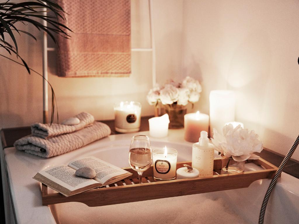  Znajdź czas dla siebie! Kąpiel w wannie pełnej piany, przy świetle świec, w stylowo urządzonej łazience, to relaks dla ciała i umysłu. (Fot. Westwing)