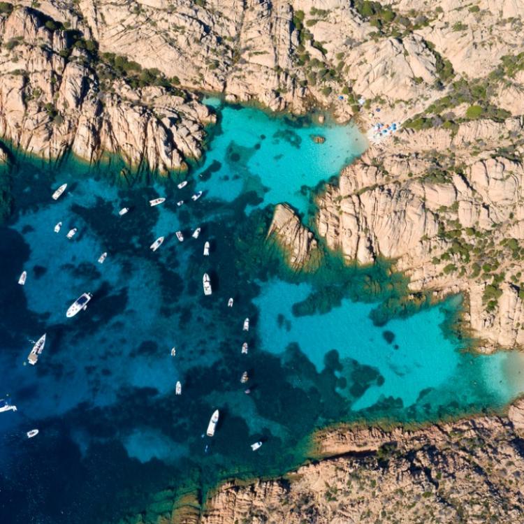 Wysepka Spargi położona na północ od Sardynii i należąca do niej administracyjnie, zdjęcie z lotu ptaka. (Fot. iStock)