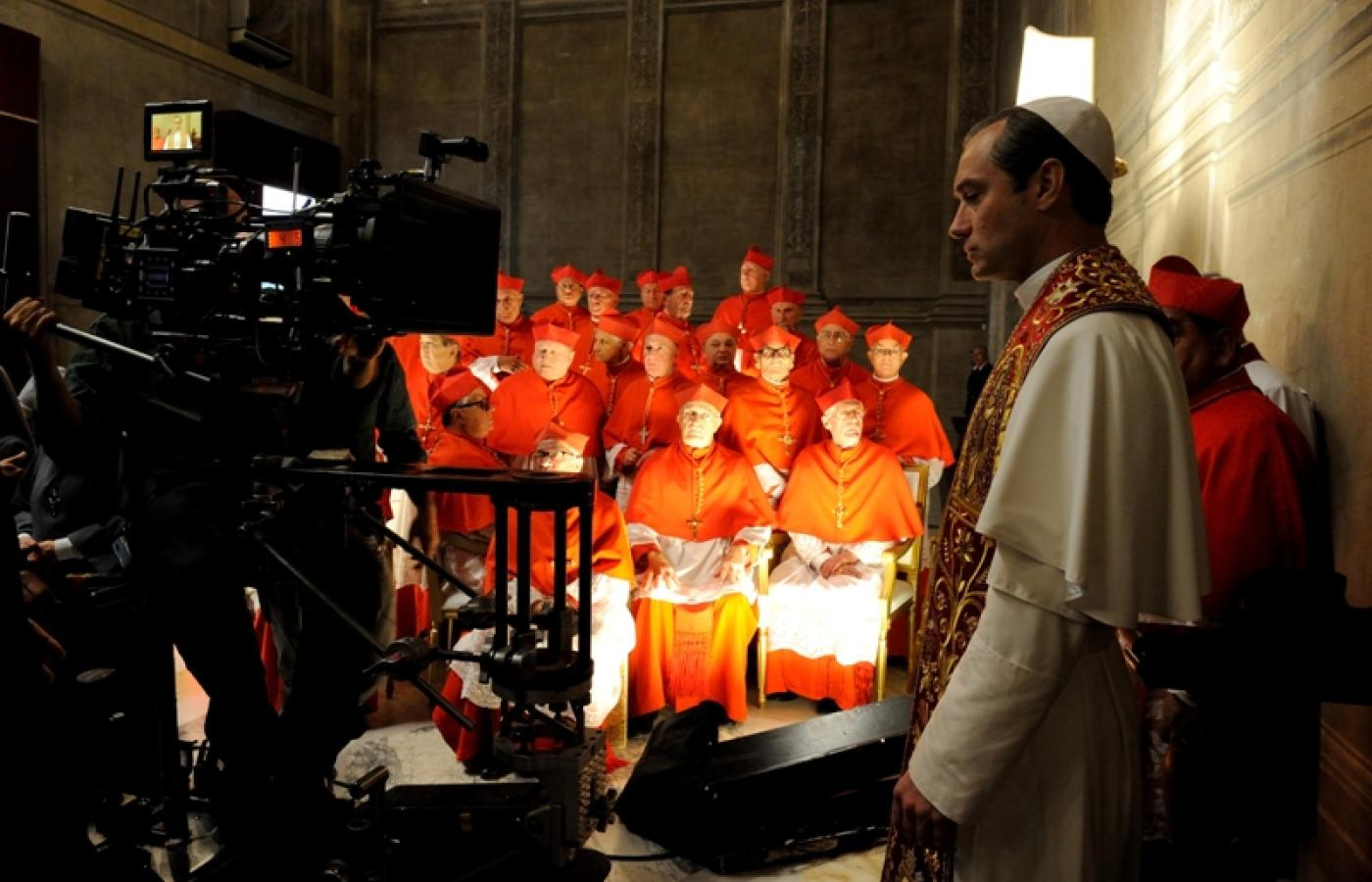 Kadr z serialu HBO „Młody papież” (reż. Paolo Sorrentino, 2016), wyk. Jude Law, Diane Keaton, Silvio Orlando i inni. (Fot. Gianni Fiorito/materiały prasowe)