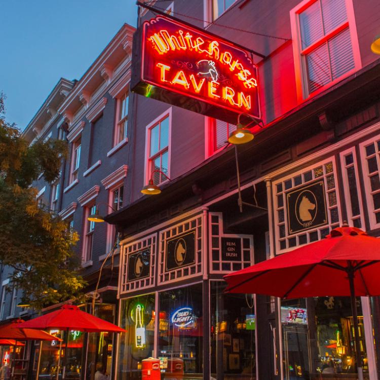 White Horse Tavern przy nabrzeżu rzeki Hudson w West Village to mekka burzycieli porządku publicznego, lewicujących artystów i amerykańskich egzystencjalistów oraz jedno z ulubionych miejsc Boba Dylana. (Fot. BEW Photo)