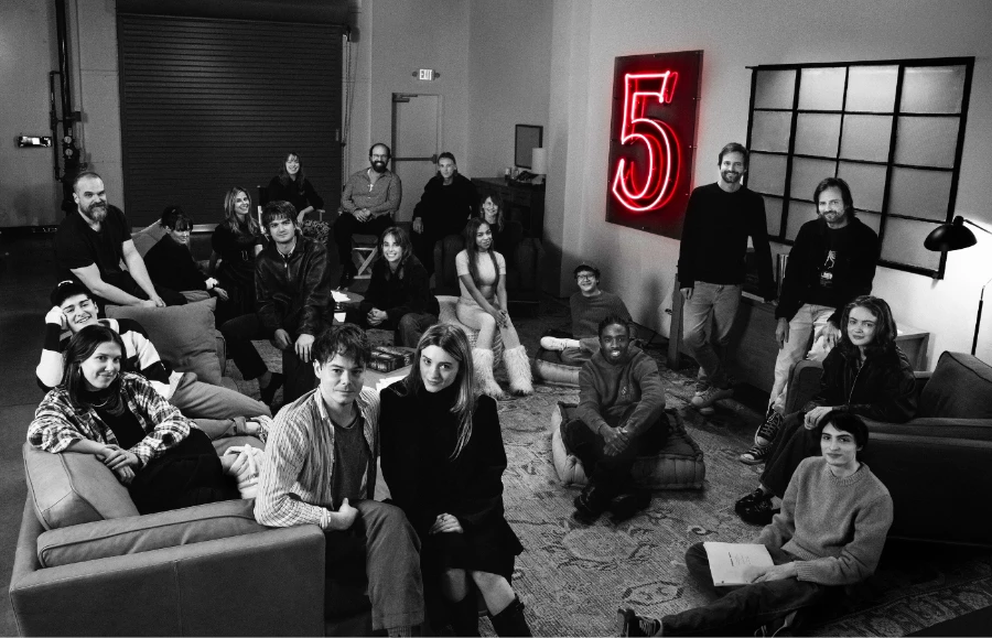 „Stranger Things” – aktorzy i twórcy na planie piątego sezonu (Fot. materiały prasowe Netflix)