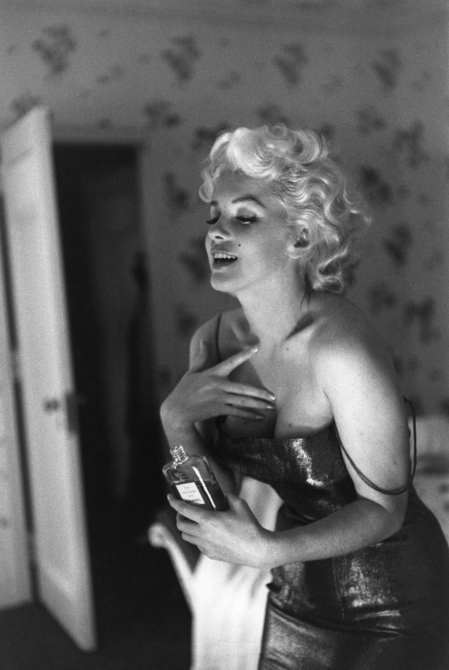 Marilyn Monroe z flakonem perfum Chanel N°5 w nowojorskim hotelu Ambassador, 1955 (Fot. Ed Feingers, Michael Ochs Archives, Getty Images,dzięki uprzejmości V&A Museum)