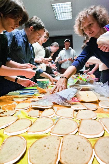  Wolontariusze szykują kanapki dla bezdomnych. Zwykle kupują produkty za własne pieniądze. (fot. Agnieszka Rodowicz)