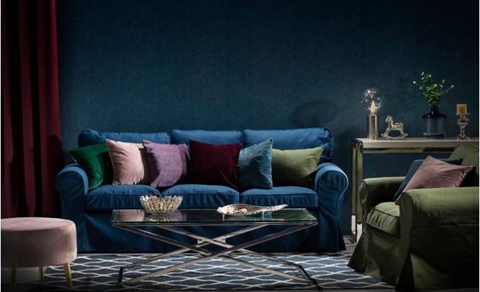  Dekoria.pl, wazon Guido Blue, podnóżek, poduszki i pokrowiec na sofę uszyte z tkanin z kolekcji Velvet i Chenille