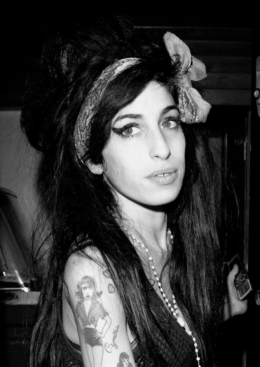 Amy Winehouse (2008) oraz okładka jej albumu (Fot. Jack/Getty Images)