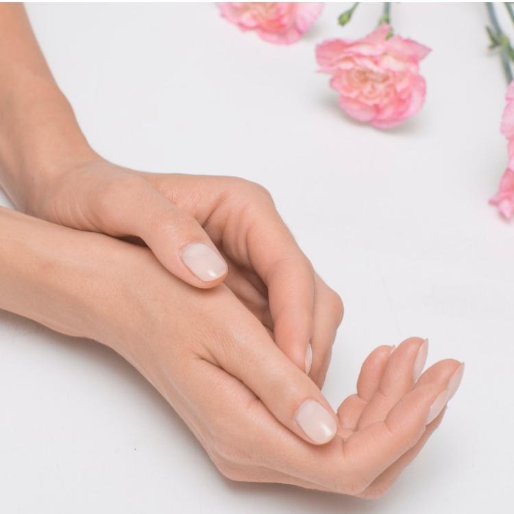 Częsta dezynfekcja rąk w miejscach, w których nie możemy ich umyć, to sposób na zapobieganie rozprzestrzeniania się chorób. Warto korzystać z preparatów, które nie tylko zabijają drobnoustroje, ale też pielęgnują nasze dłonie. (Fot. iStock) 