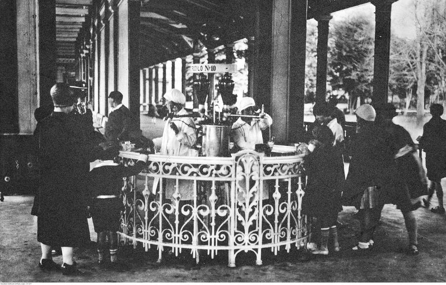 Pijalnia w parku Ciechocinek, 1919–1929 (Fot. ze zbiorów NAC)