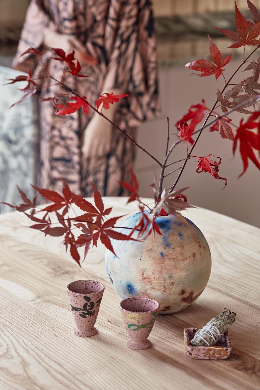Wnętrze Hawrot Home – jadalnia, japońska porcelana, a w tle kimono Hawrot x Waliszewska (Fot. Budzik Studio)