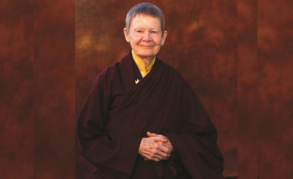 Pema Chödrön, mniszka buddyjska, należy do najwybitniejszych uczniów Czogjama Trungpy. Otrzymała tytuł Aczarii, przeznaczony dla doświadczonych nauczycieli Szambali, którzy swoim życiem potwierdzają mądrość nauk dharmy. (Fot. materiały prasowe)