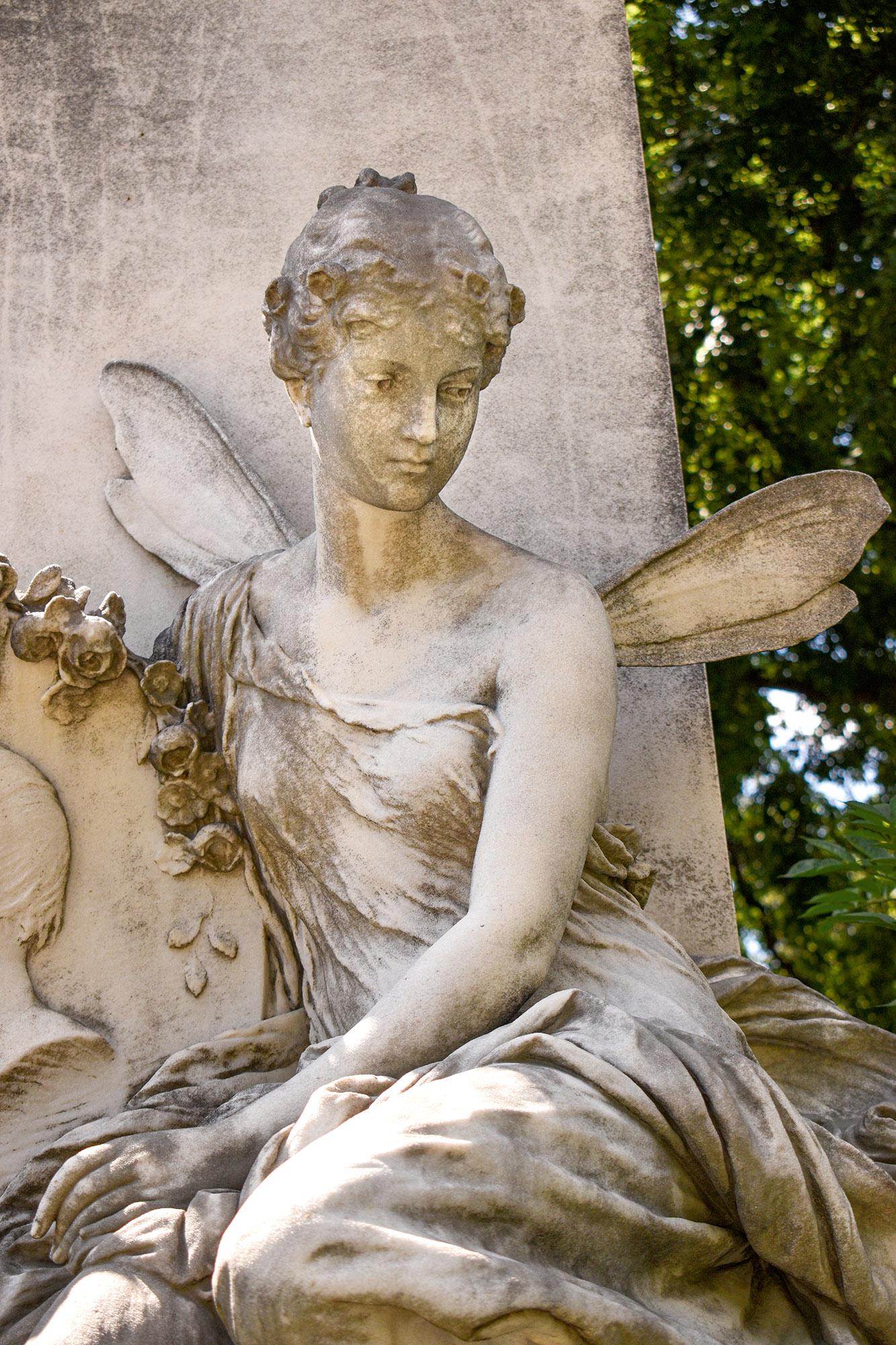  Melancholijnie zamyślona śmierć na jednym z największych cmentarzy Europy – Zentralfriedhof w Wiedniu.(Fot. Getty Images)