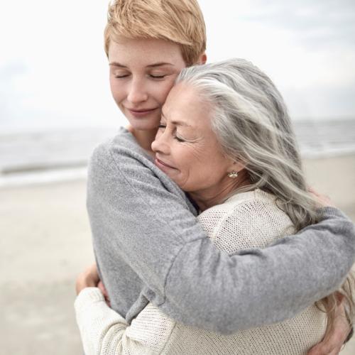 Przytulenie, głaskanie, trzymanie w ramionach przez osobę, która budzie nasze pozytywne emocje – uruchamia w nas mnóstwo korzystnych procesów. (Fot. Oliver Rossi/Getty Images)