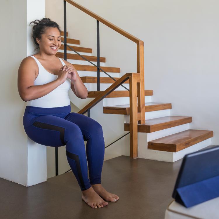 Wall sit, czyli popularny „stołeczek”, to jedno z bardziej skutecznych ćwiczeń izometrycznych. (Fot. Getty Images)