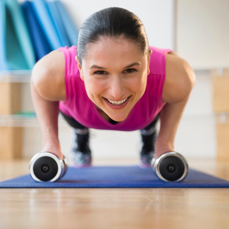 Kalistenika to ćwiczenia oporowe wzmacniające różne partie mięśni. (Fot. Jamie Grill/Getty Images)
