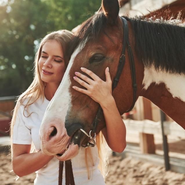 Konie pozwalają zrozumieć jak się komunikujemy, jak jesteśmy odbierani, jakimi jesteśmy przywódcami oraz w jaki sposób budujemy relacje i jakie są nasze wartości. (Fot. iStock)