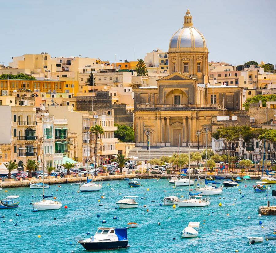  Stolica Malty pięknie prezentuje się z również z perspektywy zatoki, do której wpływają jachty i łódki. (Fot. iStock)
