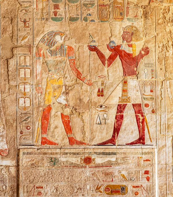 Egipskie malowane reliefy w świątyni Hatszepsut (Fot. iStock)