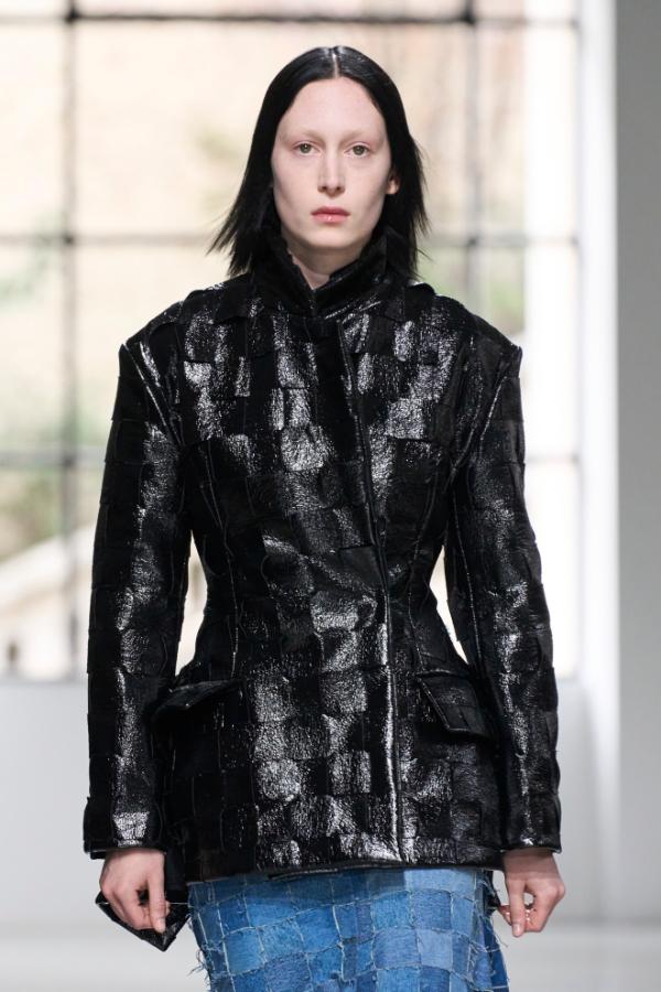 Trendy z wybiegów: modna czarna kurtka na zimę w kolekcji A.W.A.K.E. Mode jesień-zima 2023/2024 (Fot. Spotlight. Launchmetrics/Agencja FREE)
