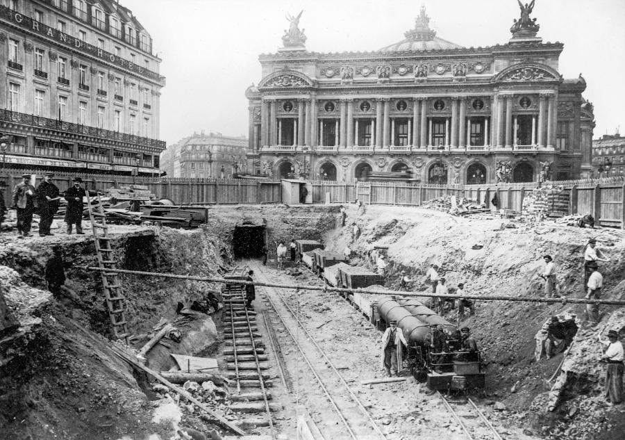 Budowa metra przed paryską Operą (ok. 1900). (Fot. © GRANGER / GRANGER)