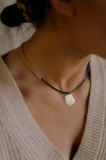 Naszyjnik ALFAMA SOL, z koralików z mosiężną blaszką, Oto Jewelry, cena: 119 zł (Fot. screen otostudiojewelry.com)