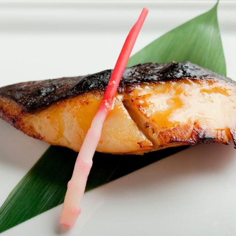 Black Cod Miso - jednym z wielbicieli tego dania jest Robert De Niro, co okazało początkiem długotrwałej przyjaźni między aktorem a szefem kuchni Nobu Matsuhisa, oraz powodem do otwarcia pierwszej restauracji Nobu w Nowym Jorku. 
(Fot. materiały prasowe)