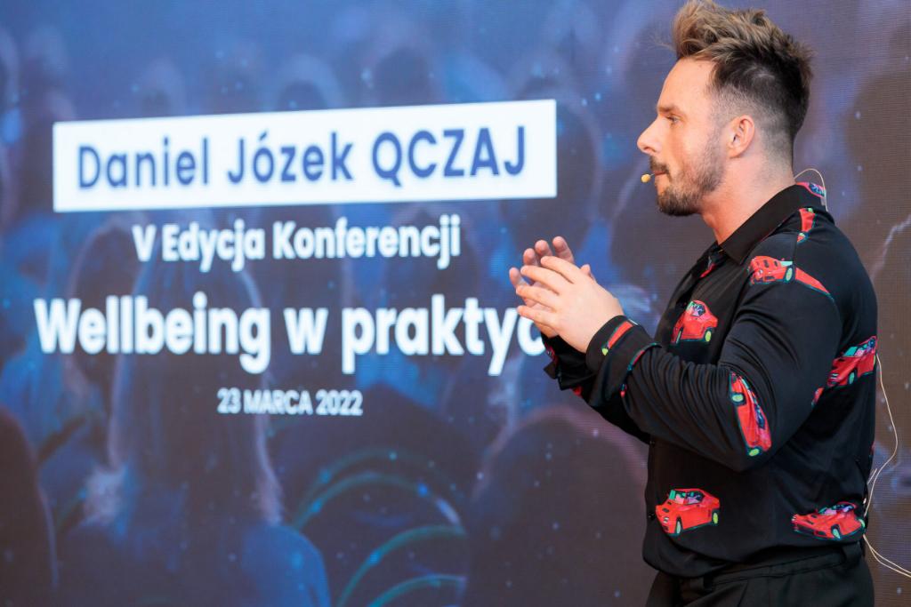 Daniel Józek Qczaj na V edycji konferencji „Wellbeing w praktyce”, która odbyła się 23 marca 2022 roku. (Fot. materiały partnera)